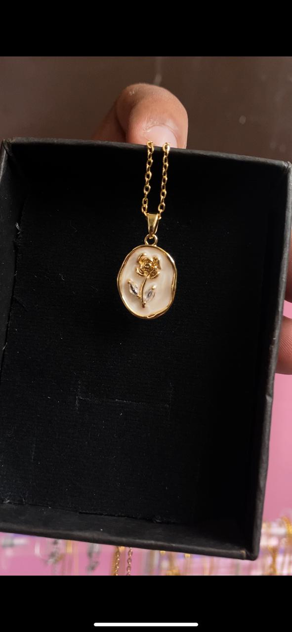 🌹 𝐆𝐨𝐥𝐝𝐞𝐧 𝐑𝐨𝐬𝐞 𝐏𝐞𝐧𝐝𝐚𝐧𝐭 🌹