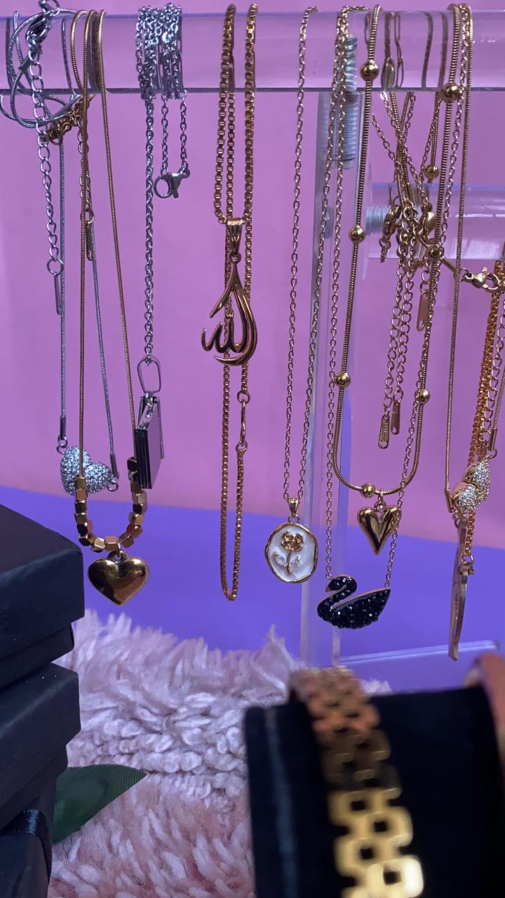 🌹 𝐆𝐨𝐥𝐝𝐞𝐧 𝐑𝐨𝐬𝐞 𝐏𝐞𝐧𝐝𝐚𝐧𝐭 🌹