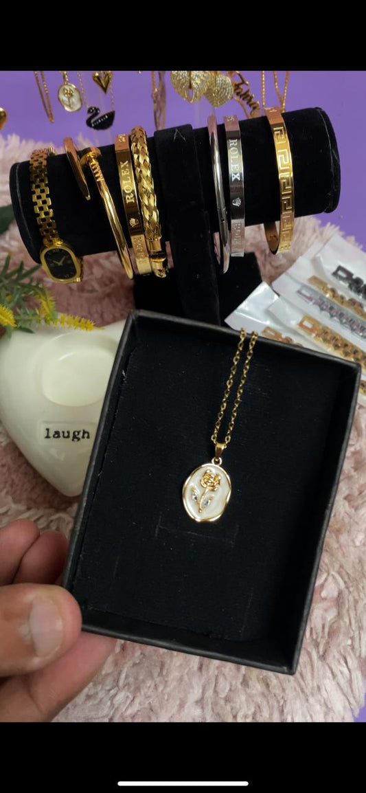 🌹 𝐆𝐨𝐥𝐝𝐞𝐧 𝐑𝐨𝐬𝐞 𝐏𝐞𝐧𝐝𝐚𝐧𝐭 🌹