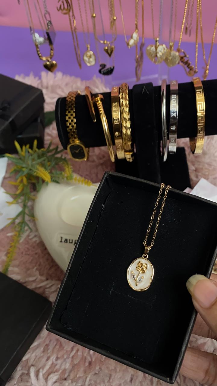 🌹 𝐆𝐨𝐥𝐝𝐞𝐧 𝐑𝐨𝐬𝐞 𝐏𝐞𝐧𝐝𝐚𝐧𝐭 🌹