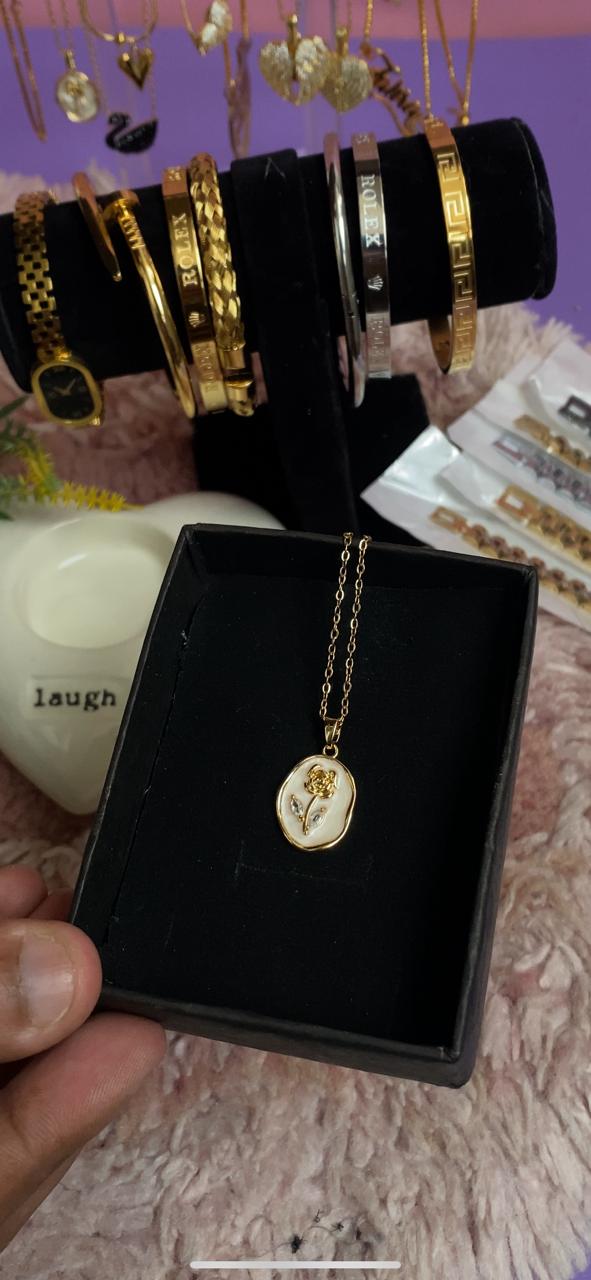 🌹 𝐆𝐨𝐥𝐝𝐞𝐧 𝐑𝐨𝐬𝐞 𝐏𝐞𝐧𝐝𝐚𝐧𝐭 🌹